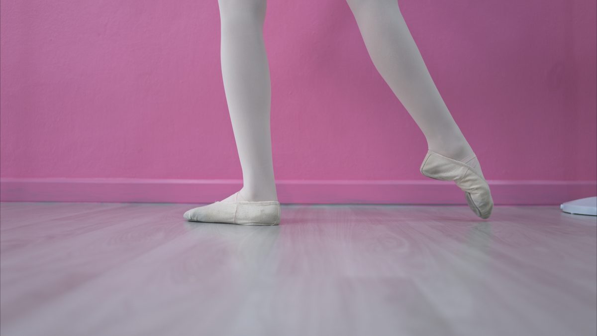 Zumba Tanzgruppe zeigt Cumbia und Reggaeton Schritte