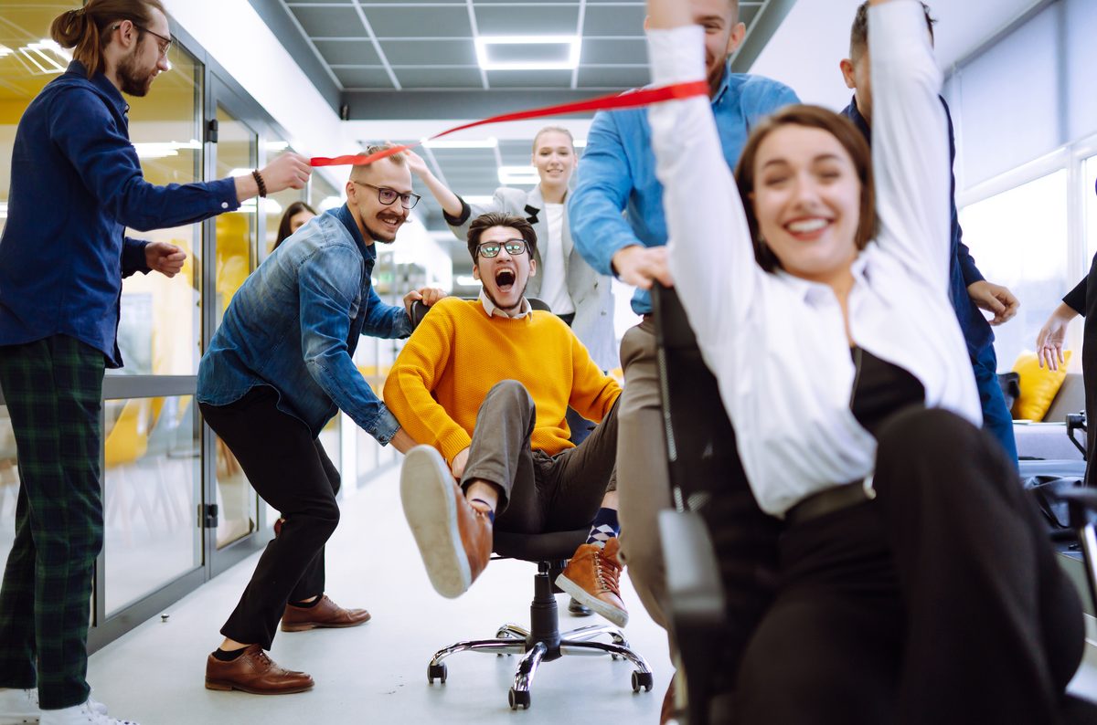 Büro-Mitarbeiter tanzen zusammen Zumba während einer Mittagspause