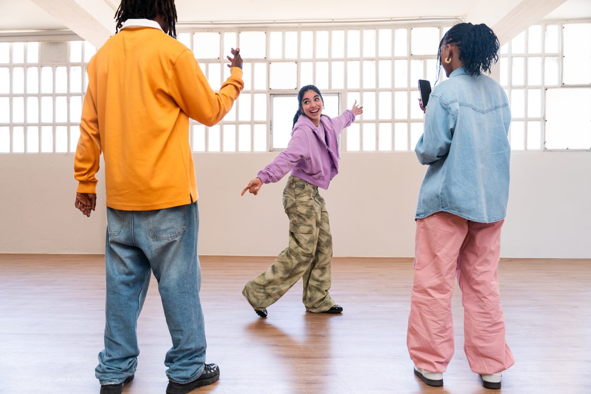 Zumba-Klasse voller Energie und Lachen, Bildschirme fernab